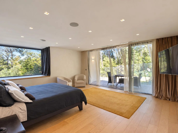 Chambre d'une villa contemporaine à Fayence avec vue sur le jardin.