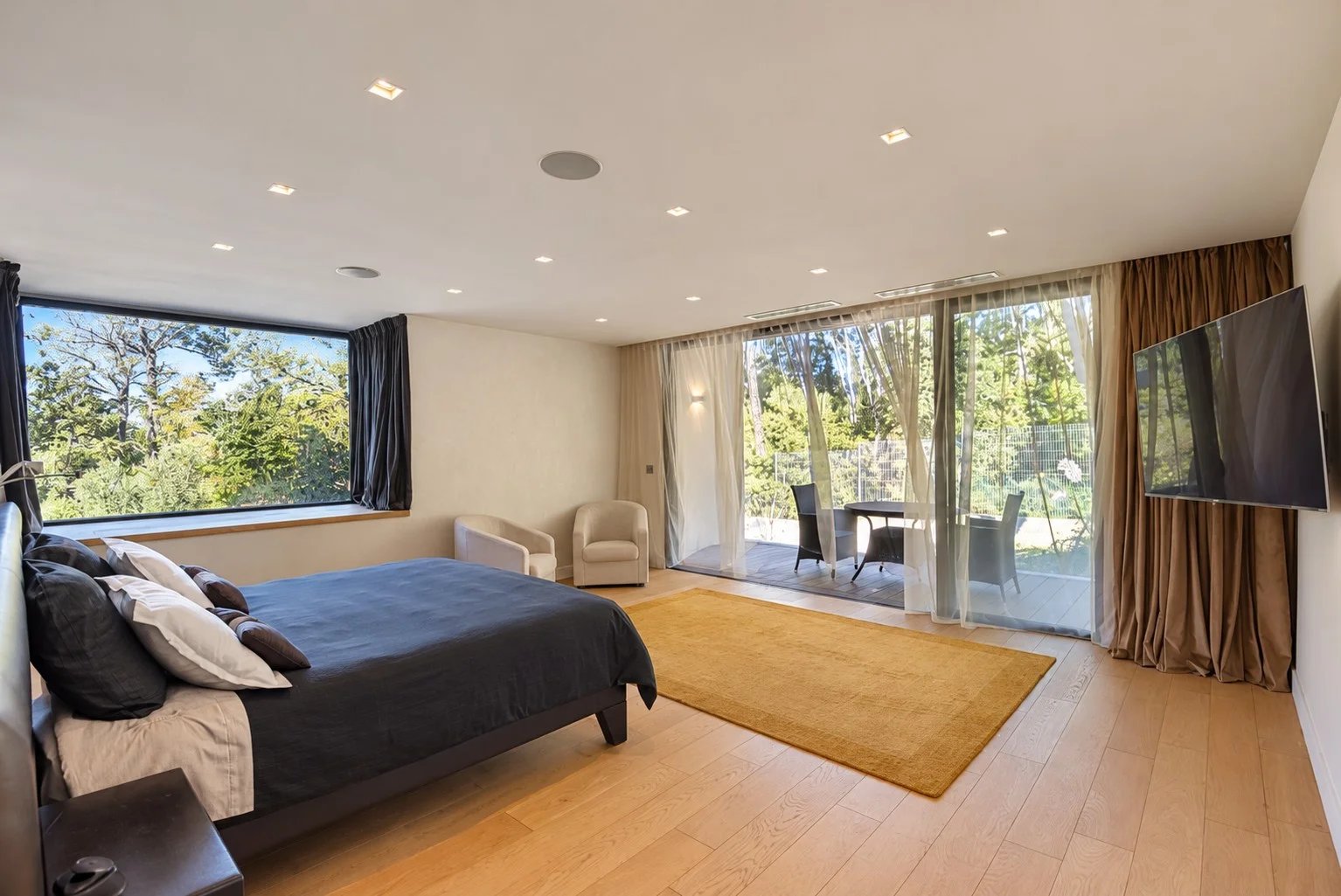 Chambre de villa contemporaine à Fayence Chambre d'une villa contemporaine à Fayence avec vue sur le jardin.