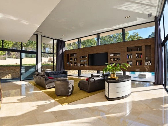 Intérieur d'une villa contemporaine avec salon lumineux et grandes fenêtres à Fayence.