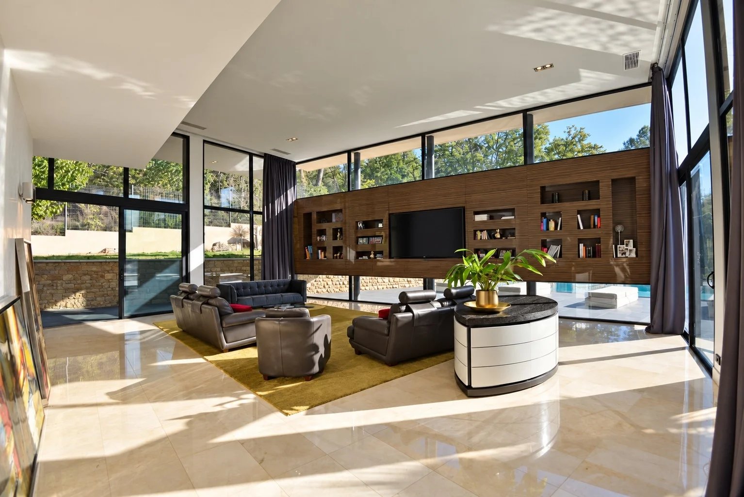 Salon d’une villa contemporaine à Fayence Intérieur d'une villa contemporaine avec salon lumineux et grandes fenêtres à Fayence.