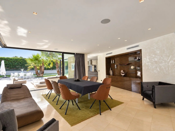 Intérieur d'une villa contemporaine à Fayence avec salle à manger et vue sur le jardin.