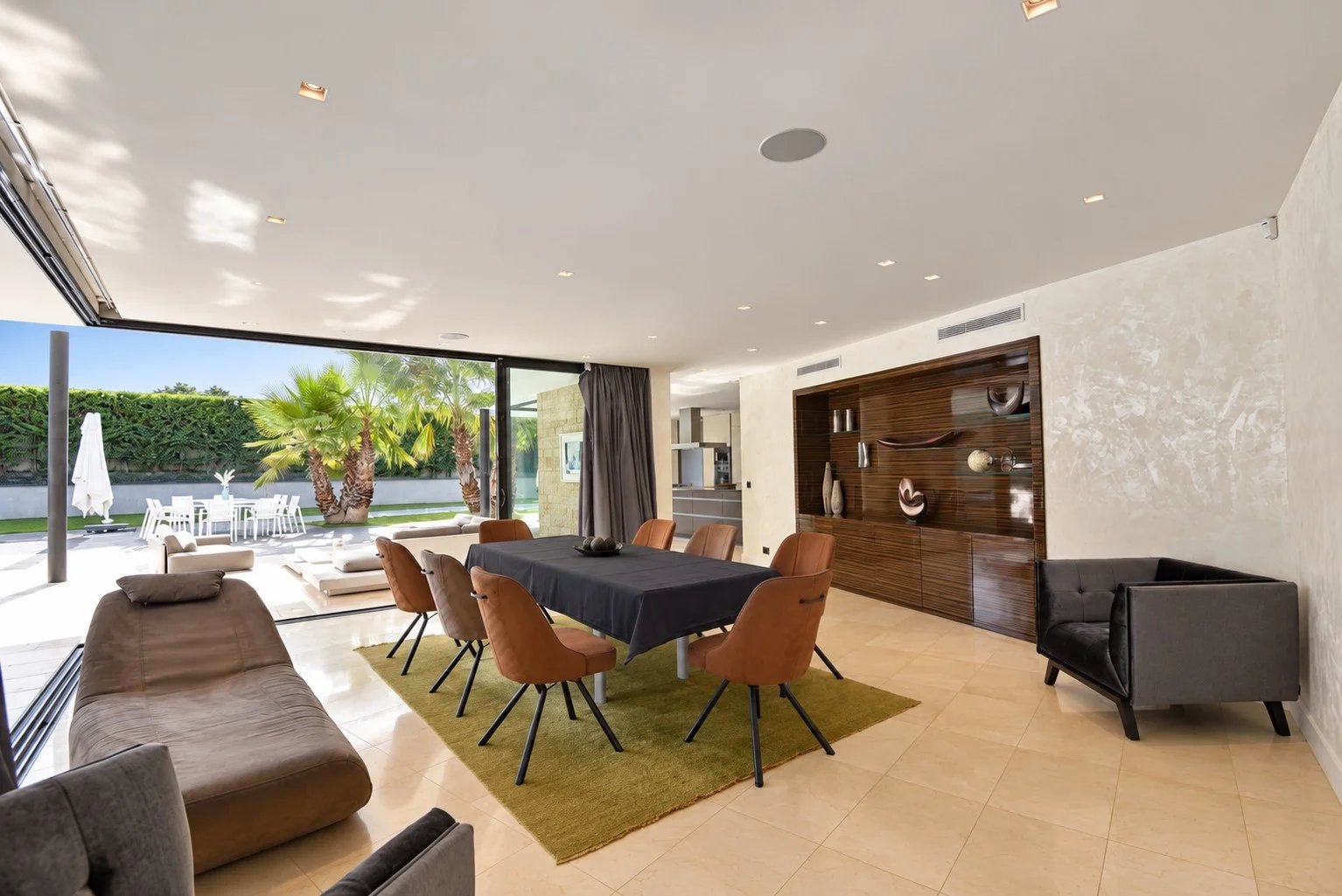 Intérieur d’une villa contemporaine à Fayence Intérieur d'une villa contemporaine à Fayence avec salle à manger et vue sur le jardin.