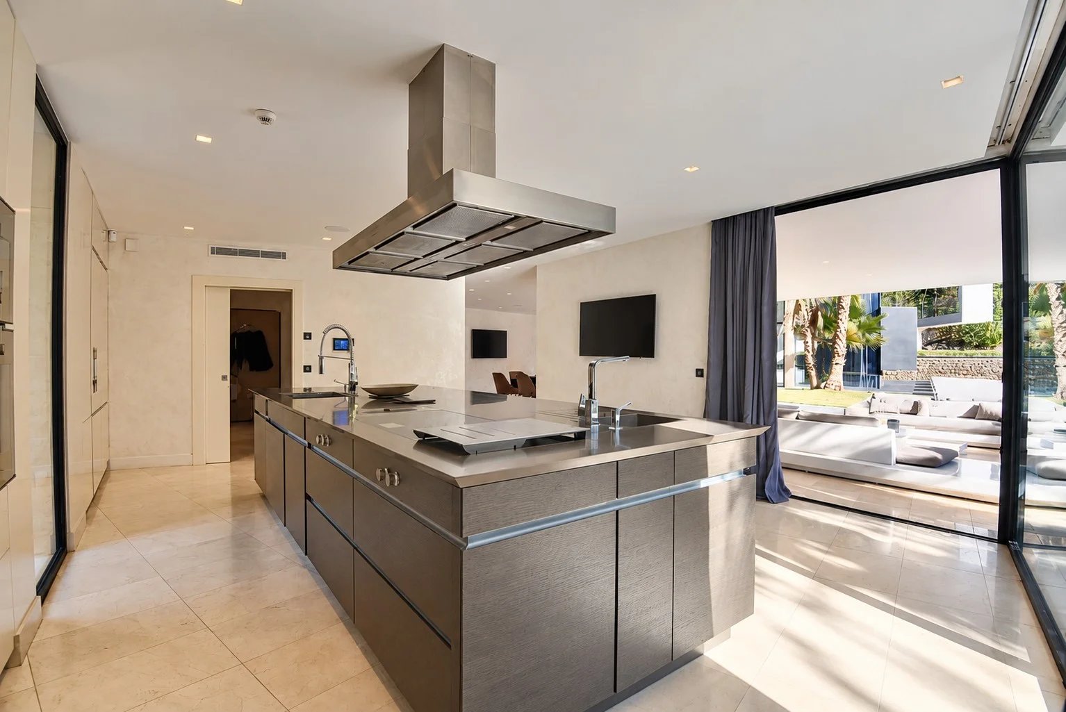 Cuisine de villa contemporaine à Fayence Cuisine moderne d'une villa contemporaine à Fayence avec îlot central et grandes ouvertures sur l'extérieur.
