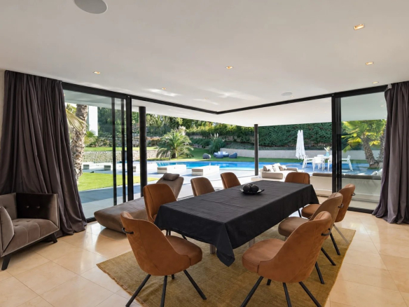 Intérieur d'une villa contemporaine à Fayence avec vue sur la piscine et le jardin.