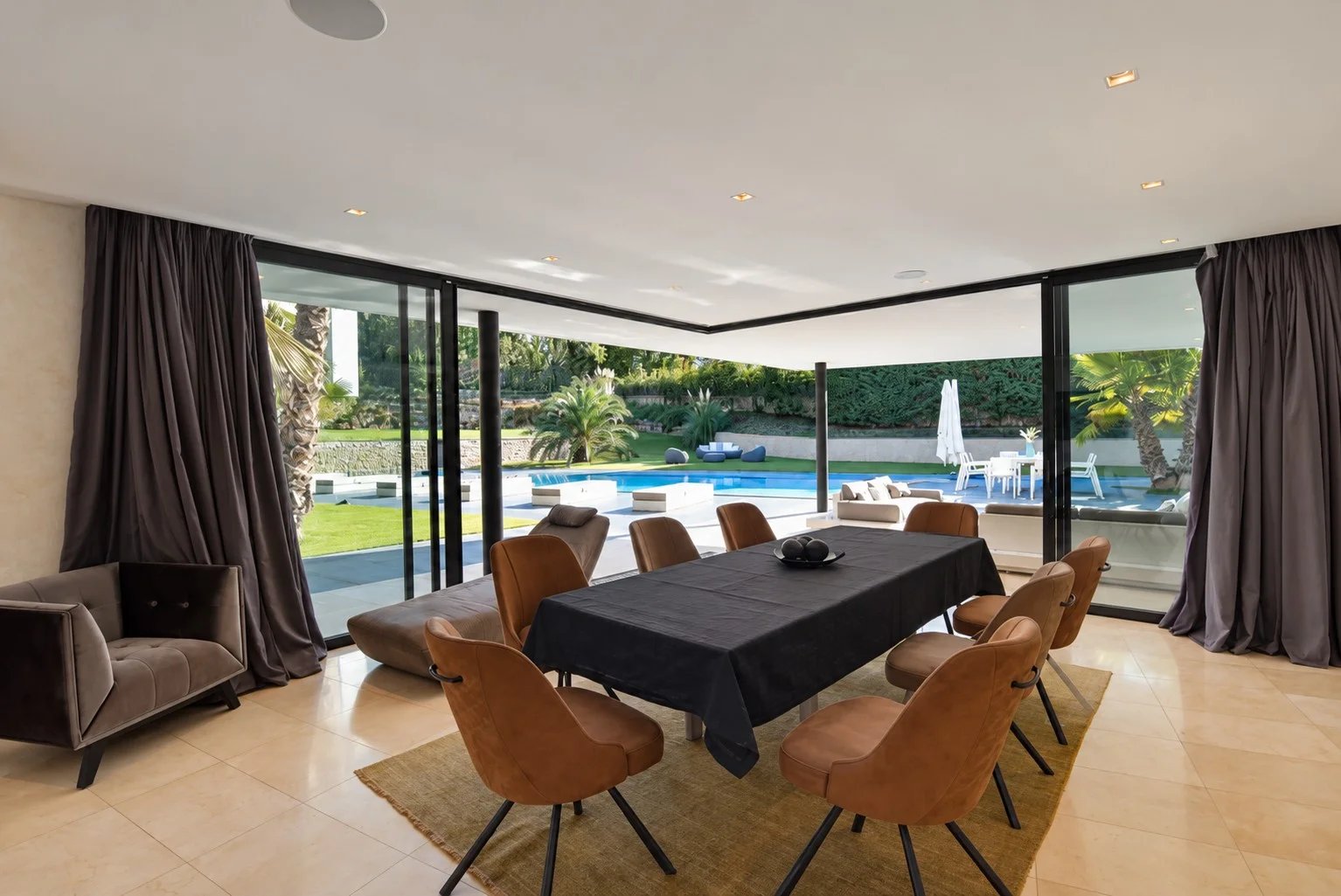 Intérieur de villa contemporaine à Fayence Intérieur d'une villa contemporaine à Fayence avec vue sur la piscine et le jardin.
