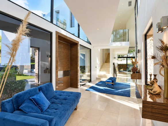 Intérieur d'une villa contemporaine à Fayence avec un salon lumineux et des grandes fenêtres.