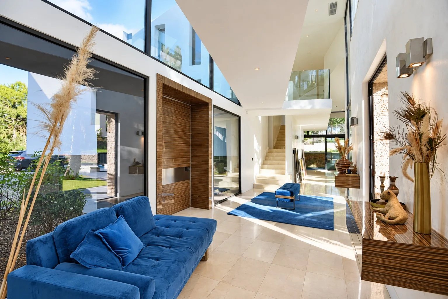 Intérieur d’une villa contemporaine à Fayence Intérieur d'une villa contemporaine à Fayence avec un salon lumineux et des grandes fenêtres.