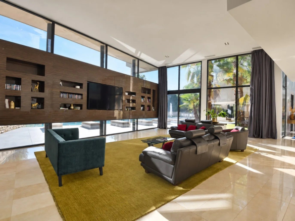 Intérieur d'une villa contemporaine à Fayence avec salon spacieux et grandes fenêtres.