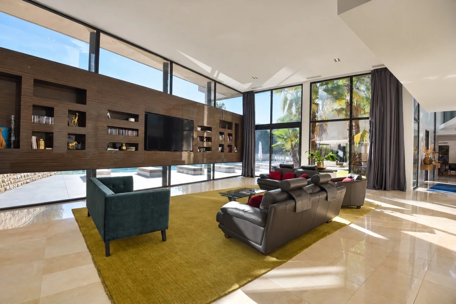 Intérieur d’une villa contemporaine à Fayence Intérieur d'une villa contemporaine à Fayence avec salon spacieux et grandes fenêtres.