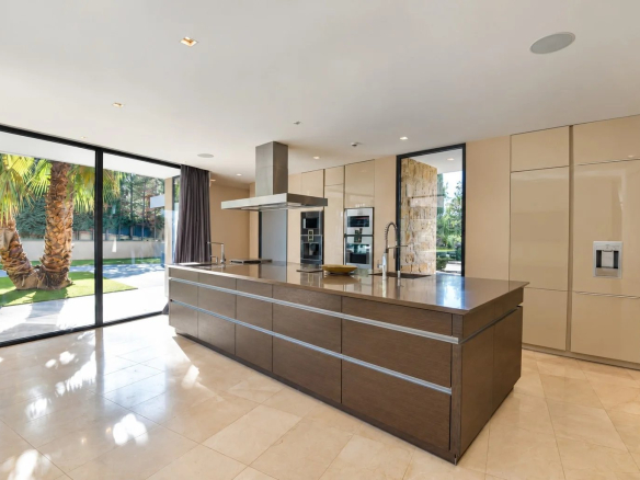 Cuisine moderne dans une villa contemporaine à Fayence, avec grandes fenêtres donnant sur le jardin.