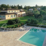 Proche village Belle villa de 326 m² avec 5 chambres