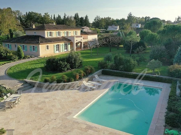 Proche village Belle villa de 326 m² avec 5 chambres
