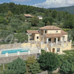 Vue dégagée Villa de 200 m² avec appartement