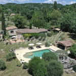 PROCHE VILLAGE – DEMEURE DE CHARME DE 280 M² AVEC 4 CHAMBRES