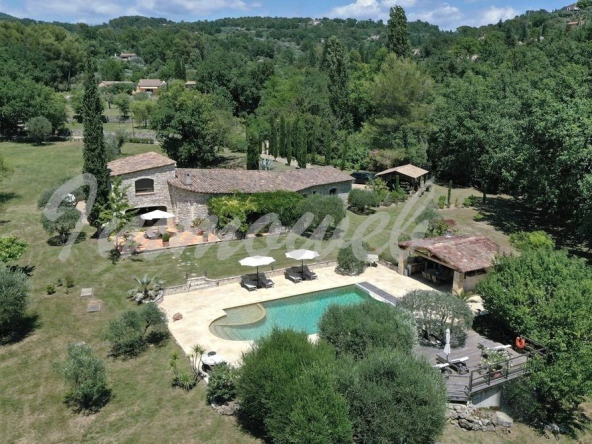 PROCHE VILLAGE – DEMEURE DE CHARME DE 280 M² AVEC 4 CHAMBRES
