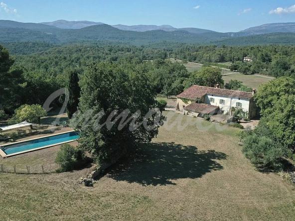 Charme et authenticité Magnifique propriété de 5 hectares