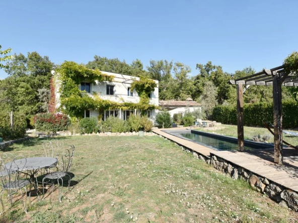 Proche village Villa contemporaine avec dépendance