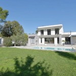 Close to amenities Contemporary villa of 157 m² with 4 bedrooms