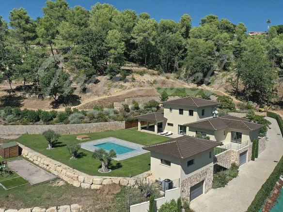 Beautiful contemporary villa of approximately 400 m² on a plot of 2.6 hectares