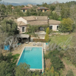 Proche village Villa de 240 m² avec 5 chambres