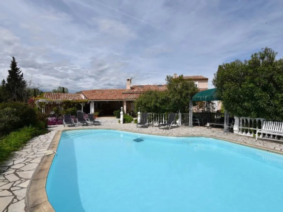Proche village Villa de 213 m² avec 3 chambres