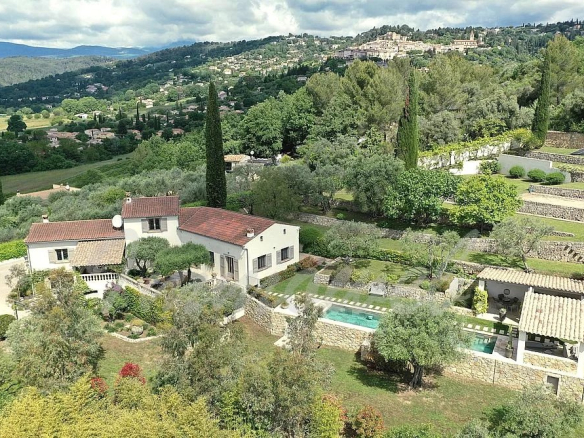 Vue sur la vallée Belle villa de 283 m² avec appartement – Callian