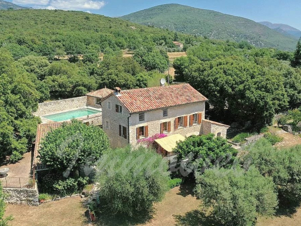Magnifique bastide en pierre de 200 m² terrain de 6 hectares