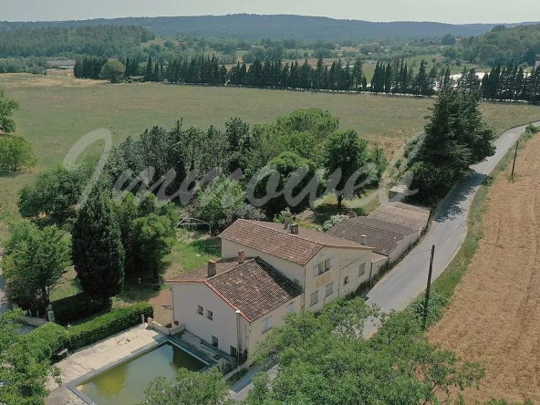Ideal equestrian activity building to be renovated of 560 m² land 7 hectares