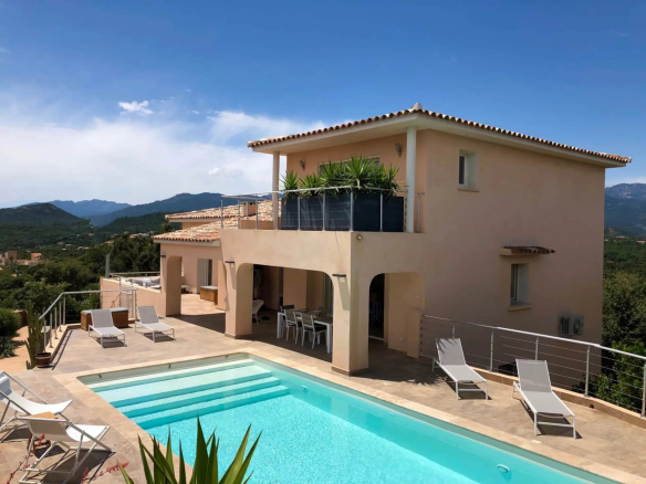 Villa 230 m² – piscine et vue mer – Sainte-Lucie de Porto-Vecchio