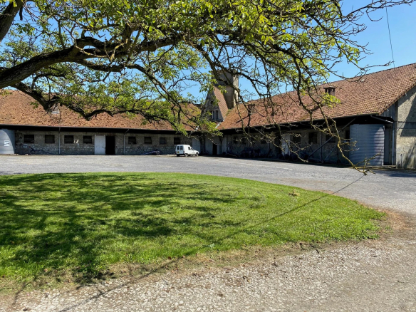 Centre équestre 18 HA avec maison et pâtures – Soissons