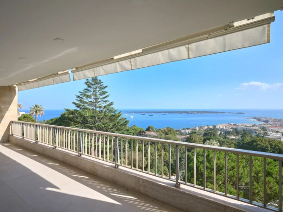 4-room apartment with sea view, Cannes Californie area, 22 m² terrace