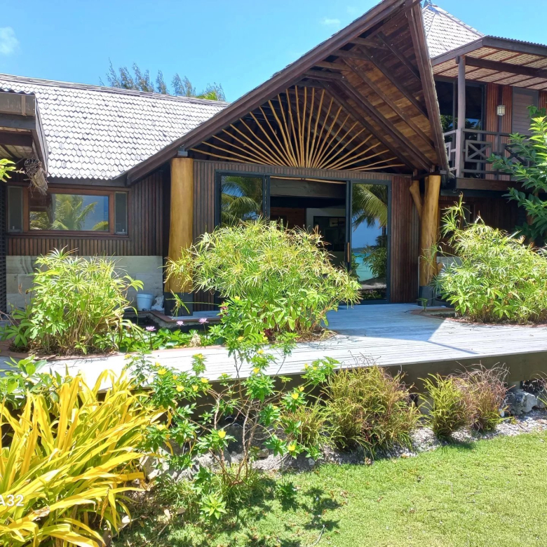 DOMAINE RECHERCHÉ DE CAVALAIRE: VILLA DE CARACTÈRE AVEC VUE