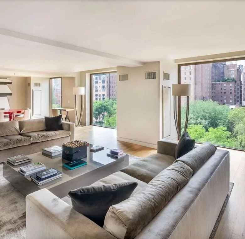 NEAR THE BEACH OF LA CROIX VALMER: VILLA WITH A FORT