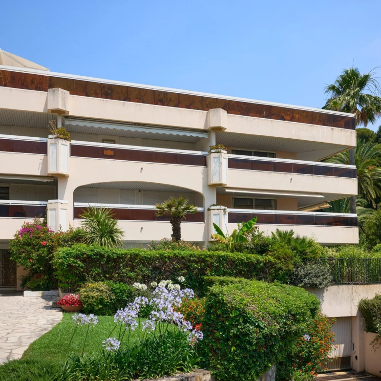 Apartment with sea view for sale in the Croisette area of ​​Cannes (06)