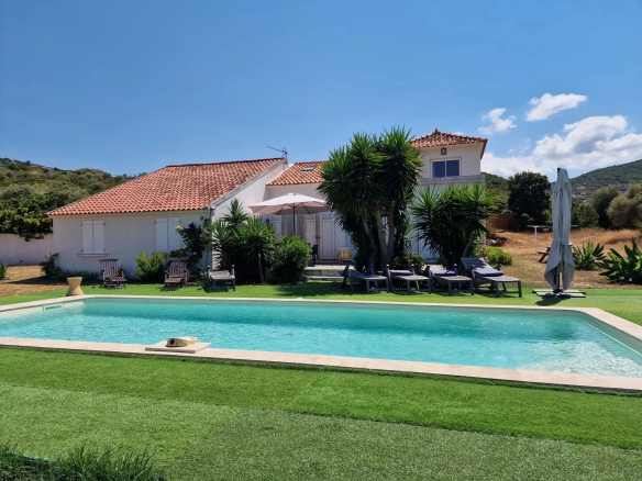 Villa de charme avec piscine à 5 min plage de la Roya – Saint-Florent