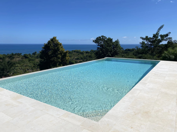 Vue de la piscine à débordement avec océan en arrière-plan à Nosy Be, Madagascar.