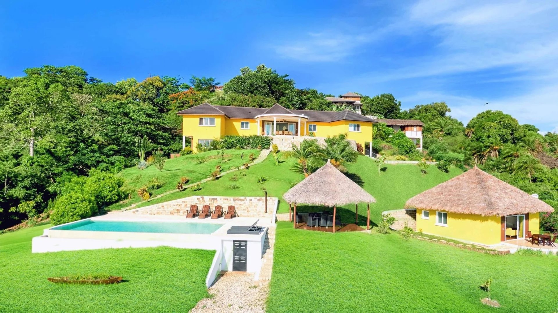 Villa à vendre à Nosy Be Villa avec piscine et jardin tropical à Nosy Be, Madagascar, vue sur l'océan Indien.