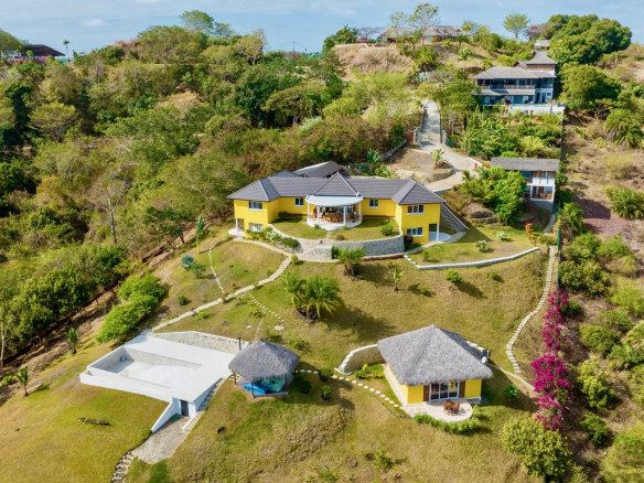 Vue aérienne d'une villa avec piscine et jardin tropical à Nosy Be, Madagascar.