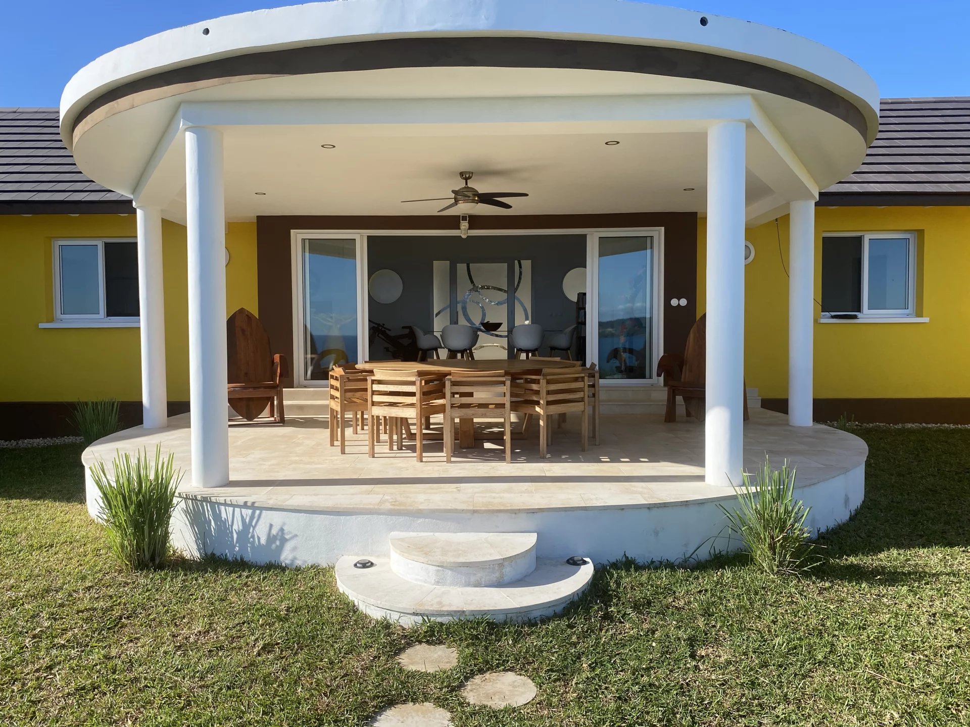 Villa avec vue océan à Nosy Be Terrasse d'une villa à vendre à Nosy Be Madagascar, avec vue sur l'océan et mobilier en bois.