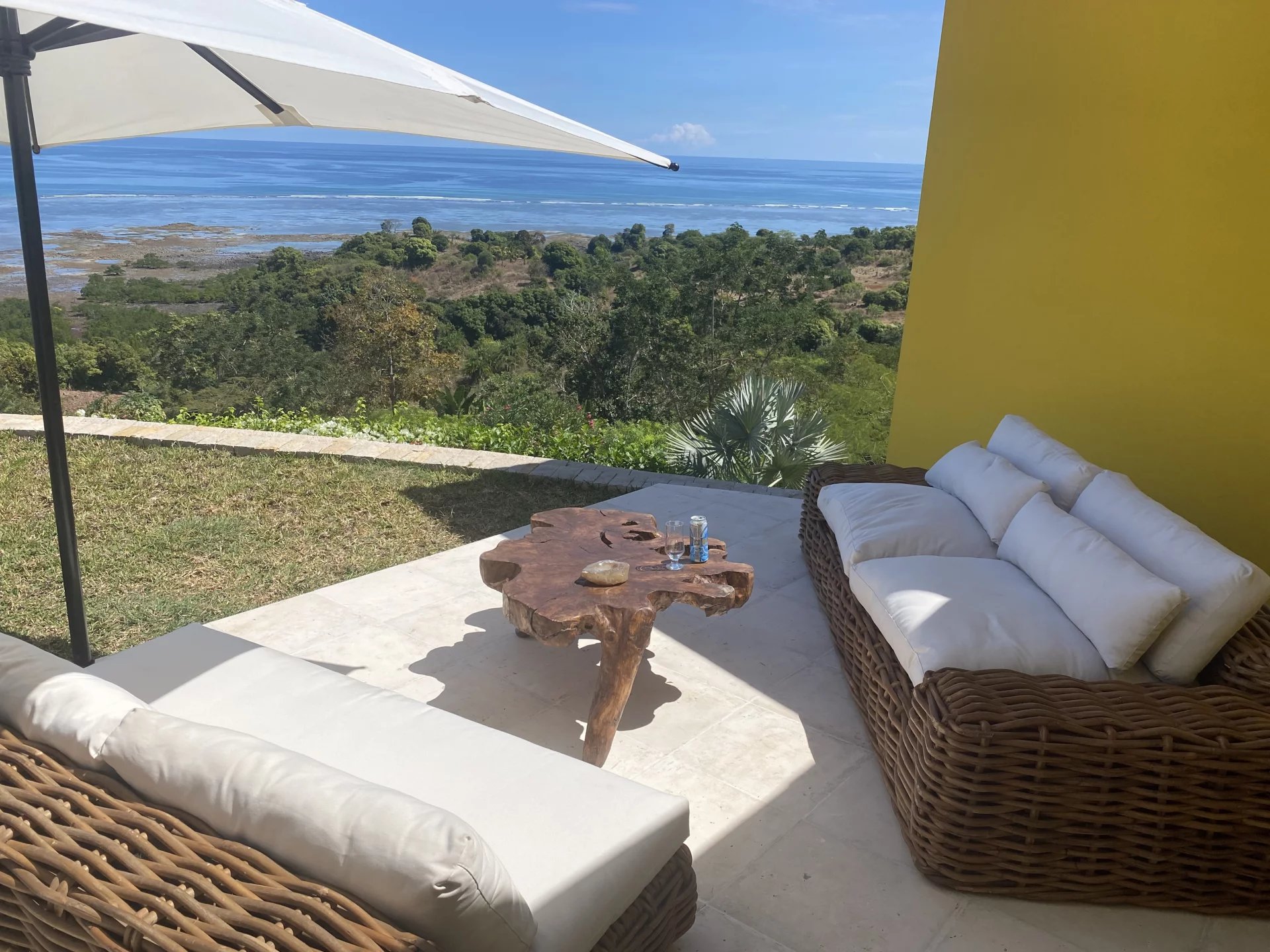 Villa avec vue océan à Nosy Be Terrasse avec canapé et vue sur l'océan à Nosy Be, Madagascar.