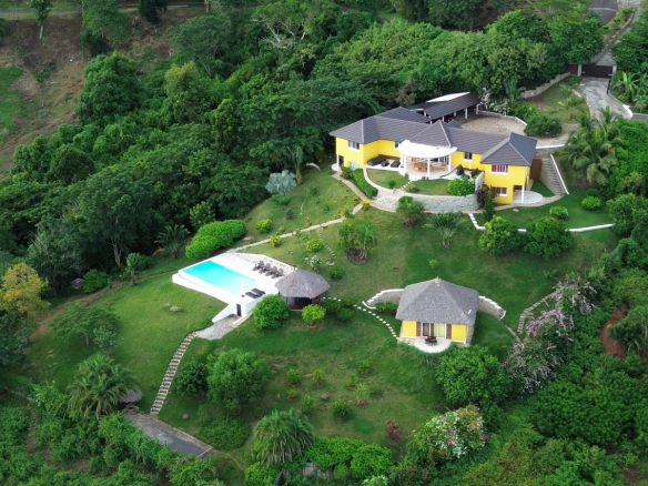 Vue aérienne d'une villa avec piscine et jardin tropical à Nosy Be, Madagascar.