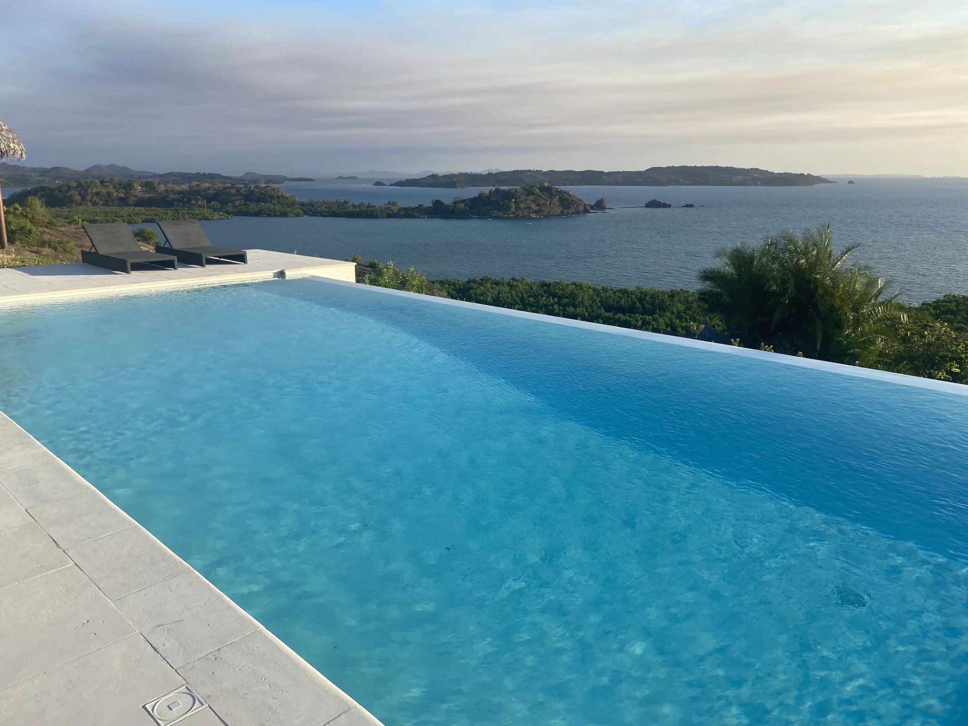 Villa avec piscine vue océan à Nosy Be Vue de la piscine à débordement et de l'océan Indien depuis une villa à Nosy Be, Madagascar.