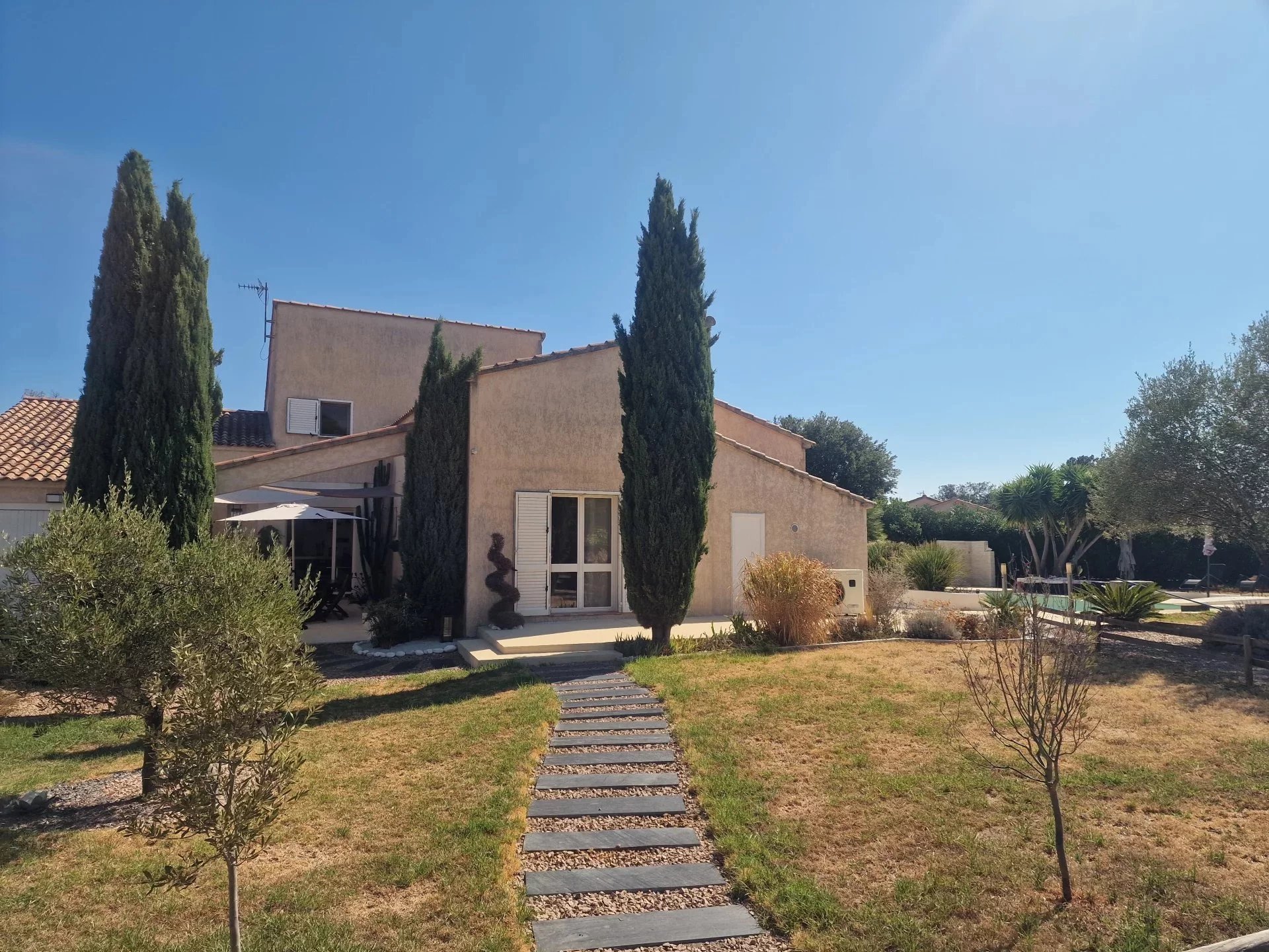 Villa with pool in Marine de Solaro 220 m² villa with swimming pool in the Marine de Solaro, Corsica, surrounded by vegetation.