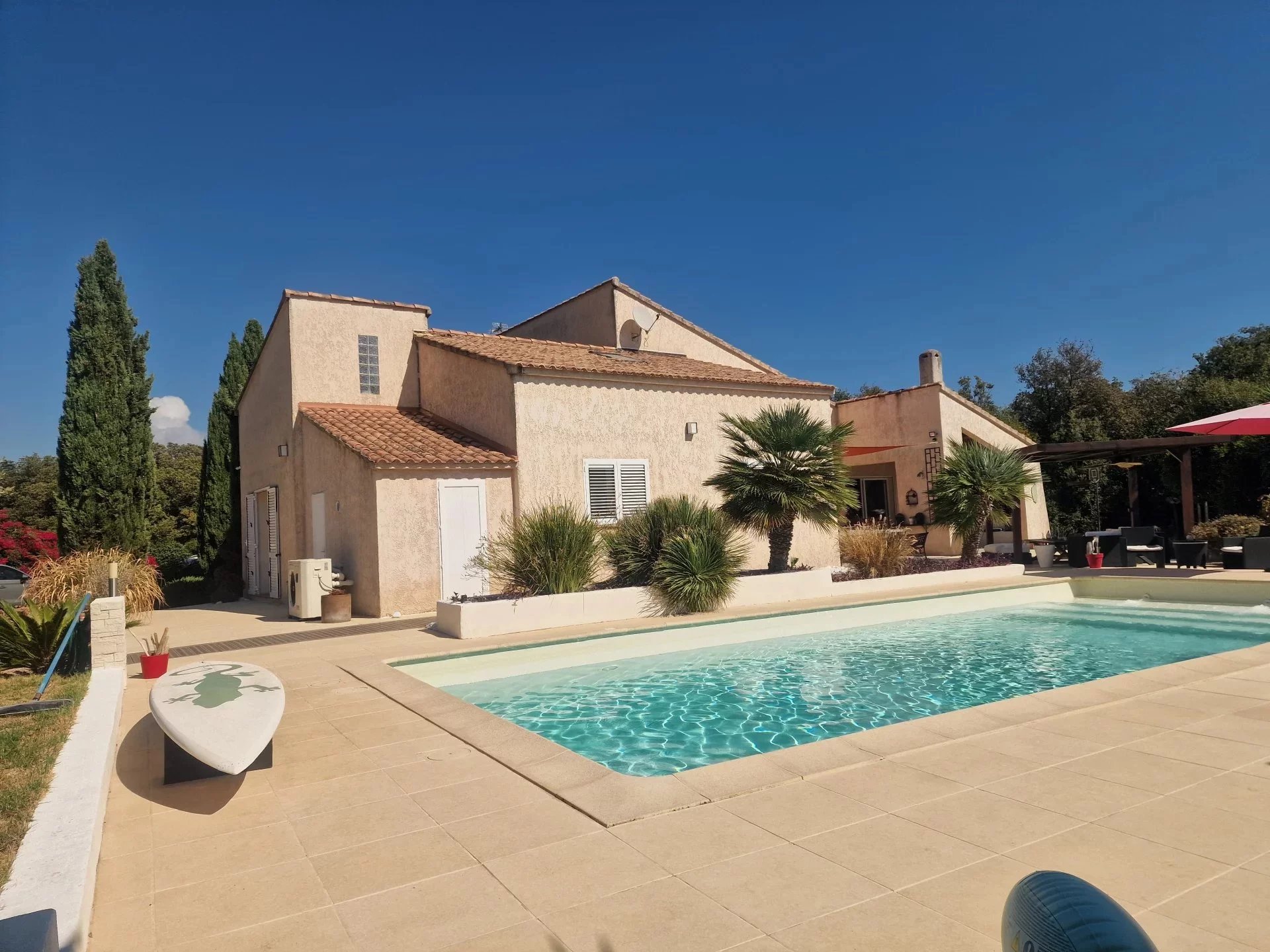 Villa with pool in Marine de Solaro 220 m² villa with swimming pool in Marine de Solaro, Corsica, on landscaped grounds.
