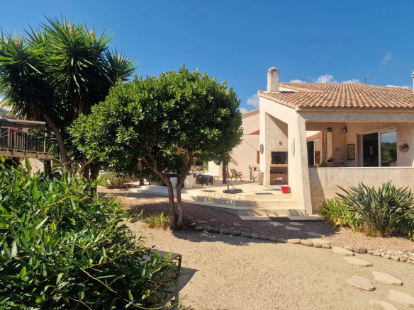 220 m² villa with swimming pool in the Marina di Solaro, surrounded by vegetation.