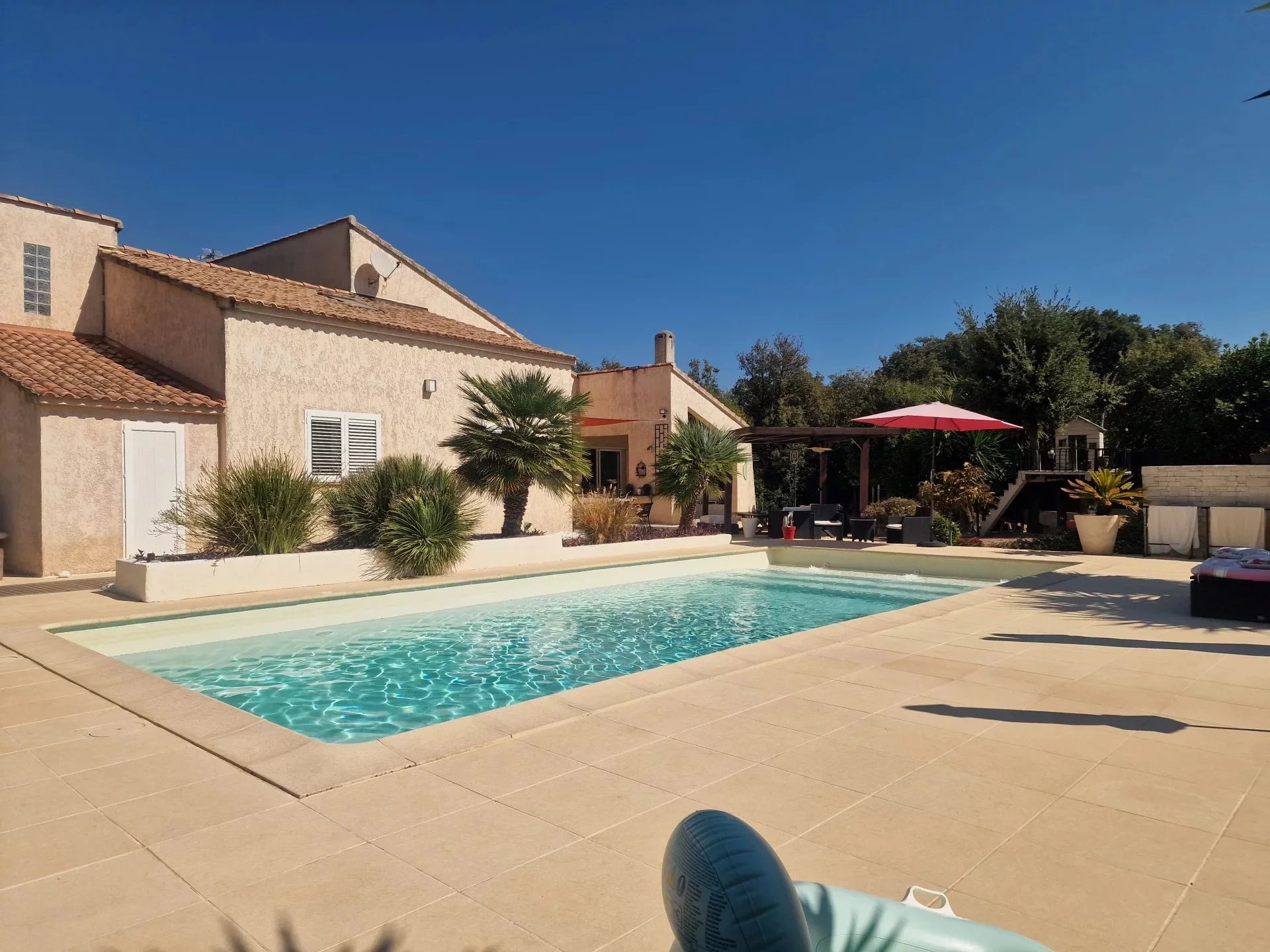 Villa with pool in Solaro Villa with swimming pool in the Marina di Solaro, Corsica, on landscaped grounds.