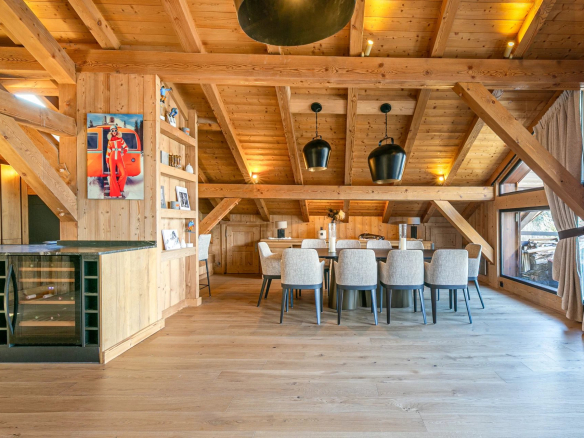 Intérieur d'un appartement de prestige à Megève avec un séjour cathédrale et une salle à manger.