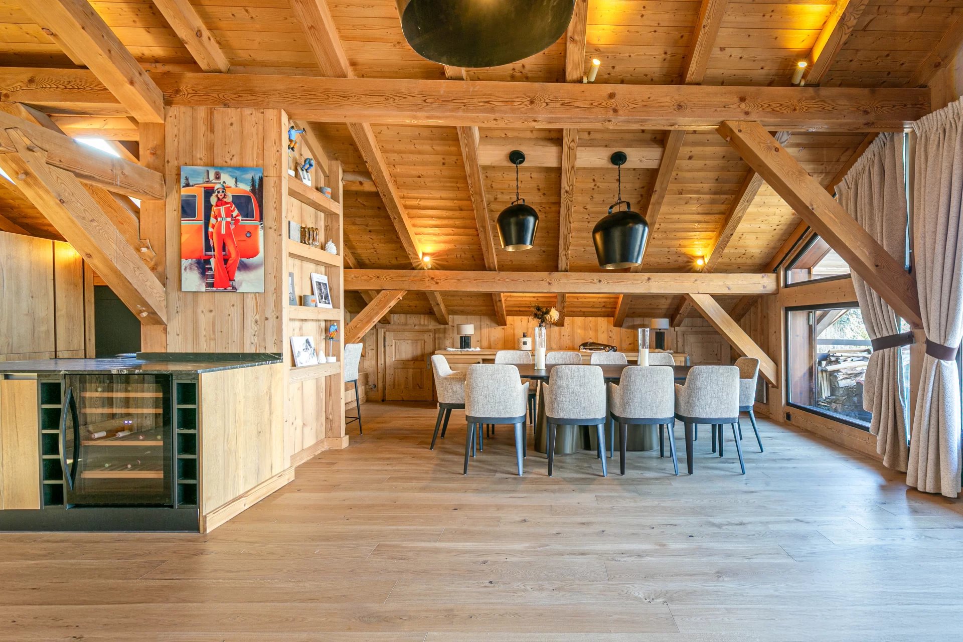 Appartement de prestige à Megève Intérieur d'un appartement de prestige à Megève avec un séjour cathédrale et une salle à manger.