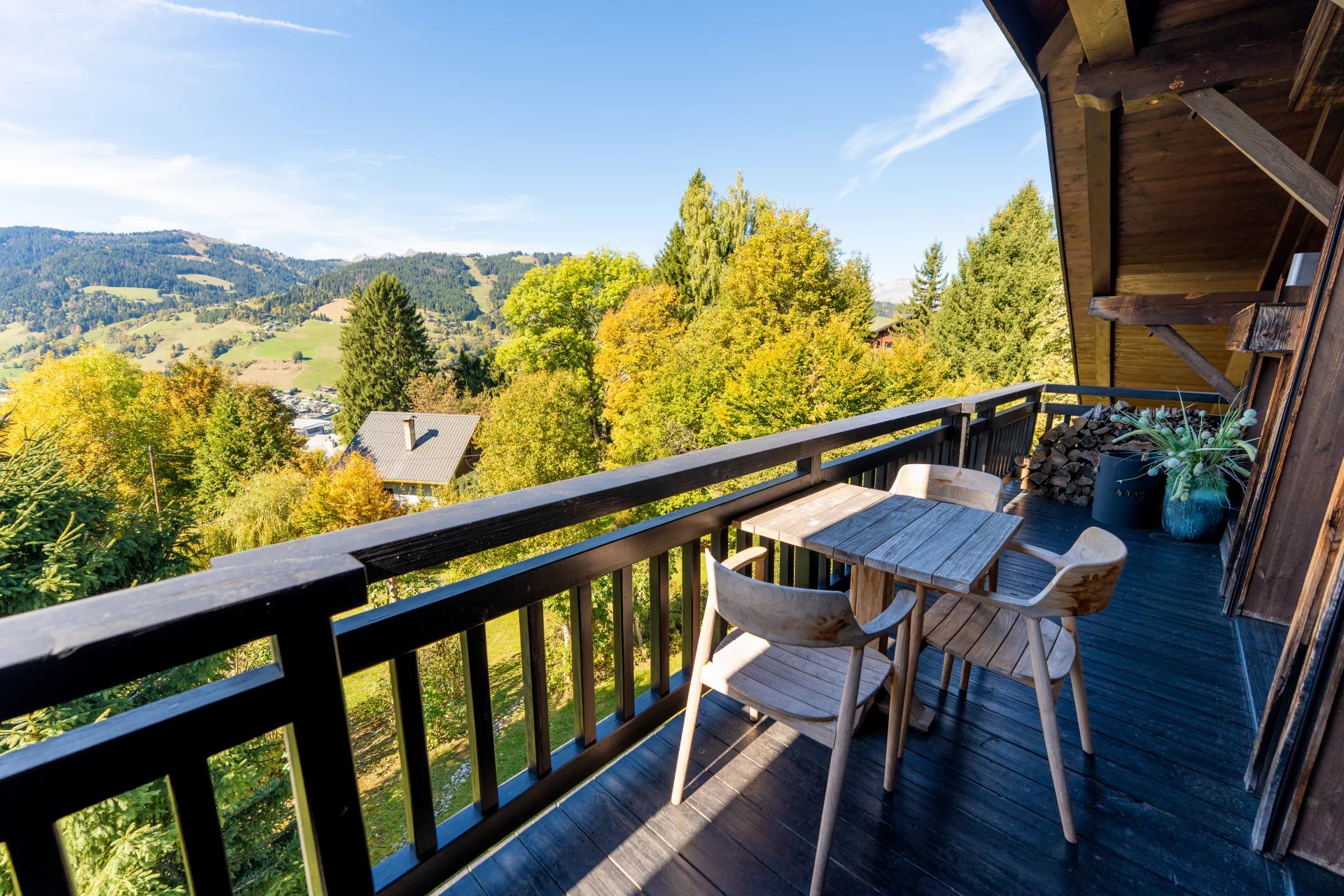 Terrasse avec vue à Megève Terrasse d'un appartement avec vue sur la montagne et des chaises en bois à Megève.