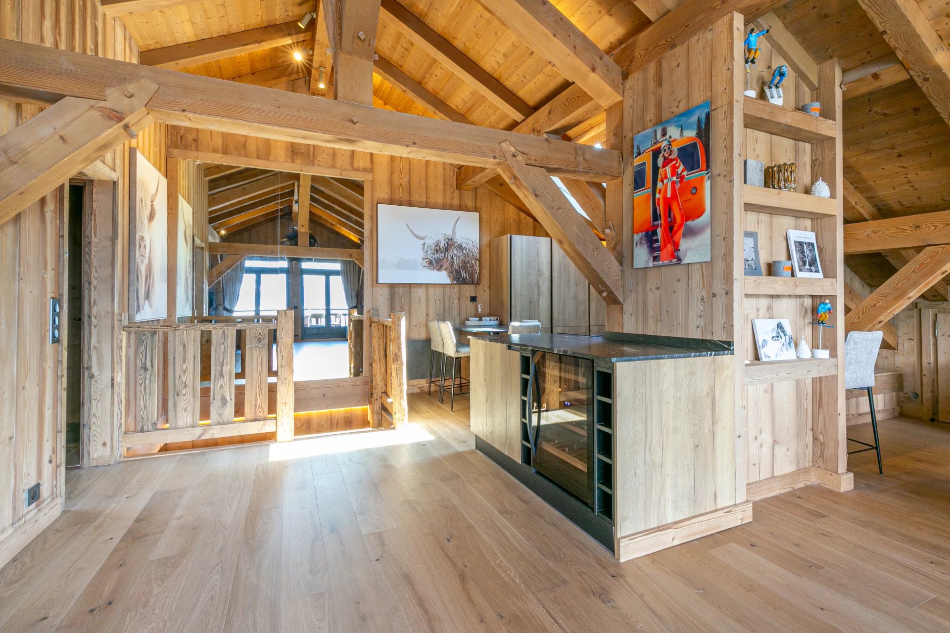 Appartement de prestige à Megève Intérieur d'un appartement en bois avec cuisine ouverte et séjour lumineux à Megève.